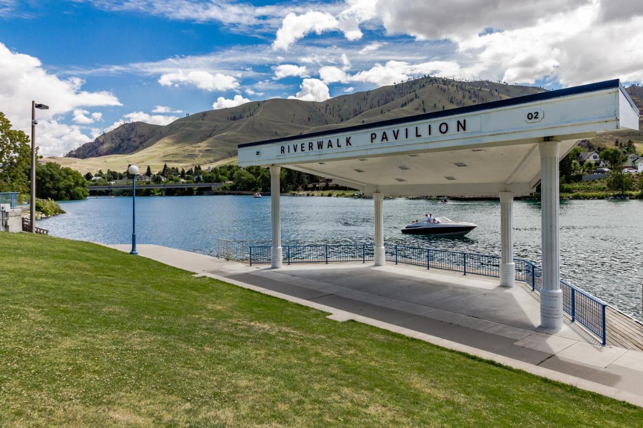 Chelan Resort Suites: Water Sunset Exterior photo