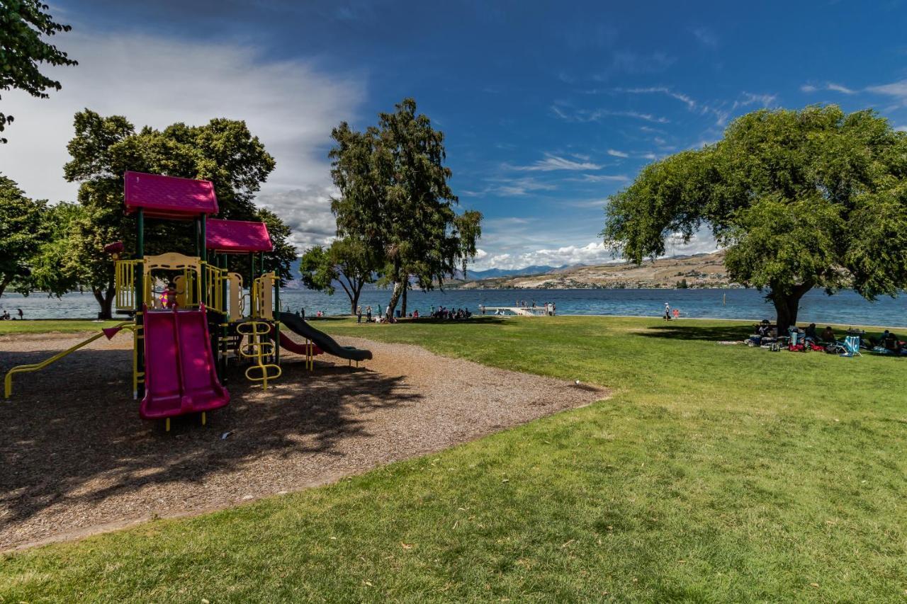 Chelan Resort Suites: Water Sunset Exterior photo