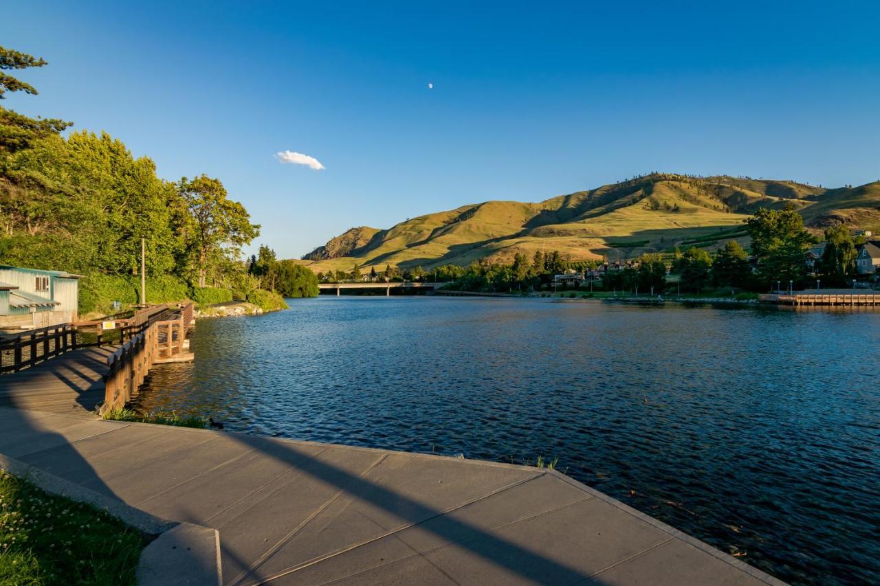Chelan Resort Suites: Water Sunset Exterior photo